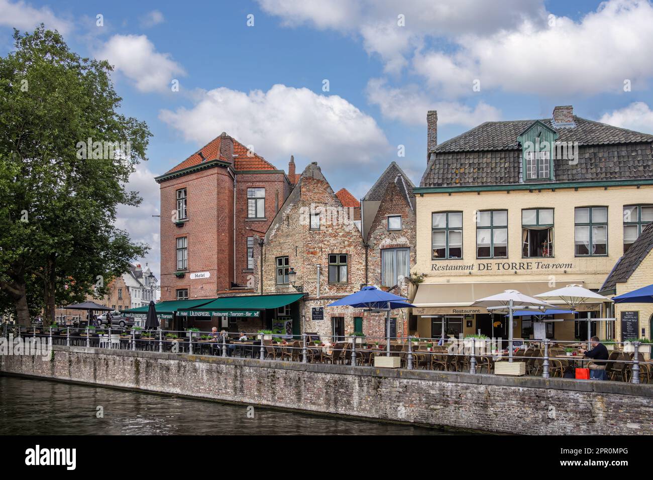 Restaurants im Groenerei-Kanal im historischen Zentrum von Brügge, Westflandern, Belgien Stockfoto