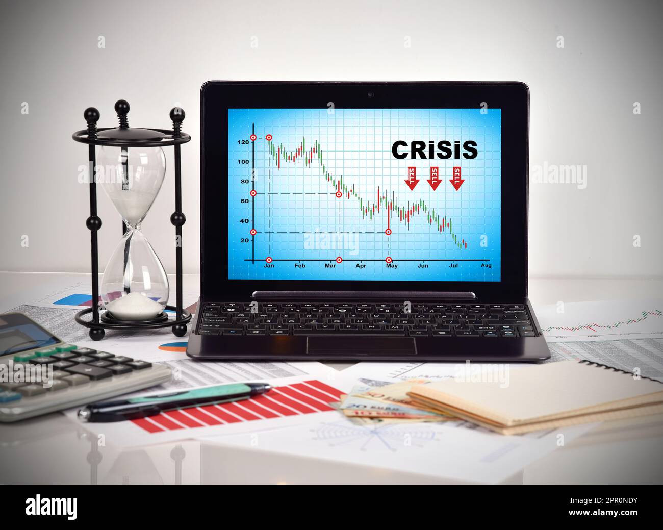 Krisentabelle auf Laptop mit Bildschirm. Finanz- und Geschäftsdiagramme und Bericht auf dem Tisch Stockfoto