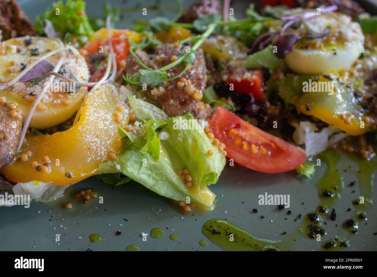 Warmer Lebersalat mit Gemüse. Frischer Gemüsesalat mit Hühnerleber. Gesundes Dinner-Konzept. Italienische Küche. Antioxidationsmehl. Serviertes Essen. Stockfoto