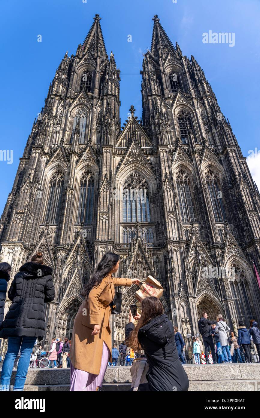 Domplatte, Kölner Dom, Touristen, Fotografieren ihrer Einkäufe, Köln NRW, Deutschland, Stockfoto
