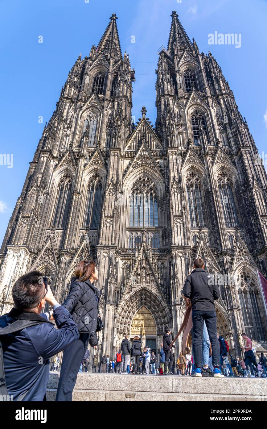 Dom Platz, Kölner Dom, Touristen, Fotos von sich selbst machen, Köln NRW, Deutschland, Stockfoto