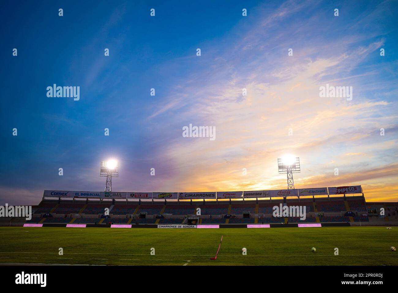 Lampen, Leuchten und LED-Lampen bei Sonnenuntergang im Fußballstadion Hermosillo Sonora von Hereo de Nacozari. Austragungsort des mexikanischen Fußballspiels Cimarrones de Sonora der Expancion mx League, Ascenso Liga MX-Turnier am 18. April 2023. Allgemeiner Blick auf das Stadion. (© Photo by Luis Gutiérrez /Norte Photo) Lampares, luminarias y Luces LED al atardecer en el estadio de futbol Hereo de Nacozari Hermosillo Sonora. Casa de los Cimarrones de Sonora futbol mexicano de la Liga Expancion mx , Liga Ascenso Liga MX torneo 18 Abril 2023.Vista genetal de Estadio. (© Photo by Luis Gutiérrez /Norte Photo) Stockfoto