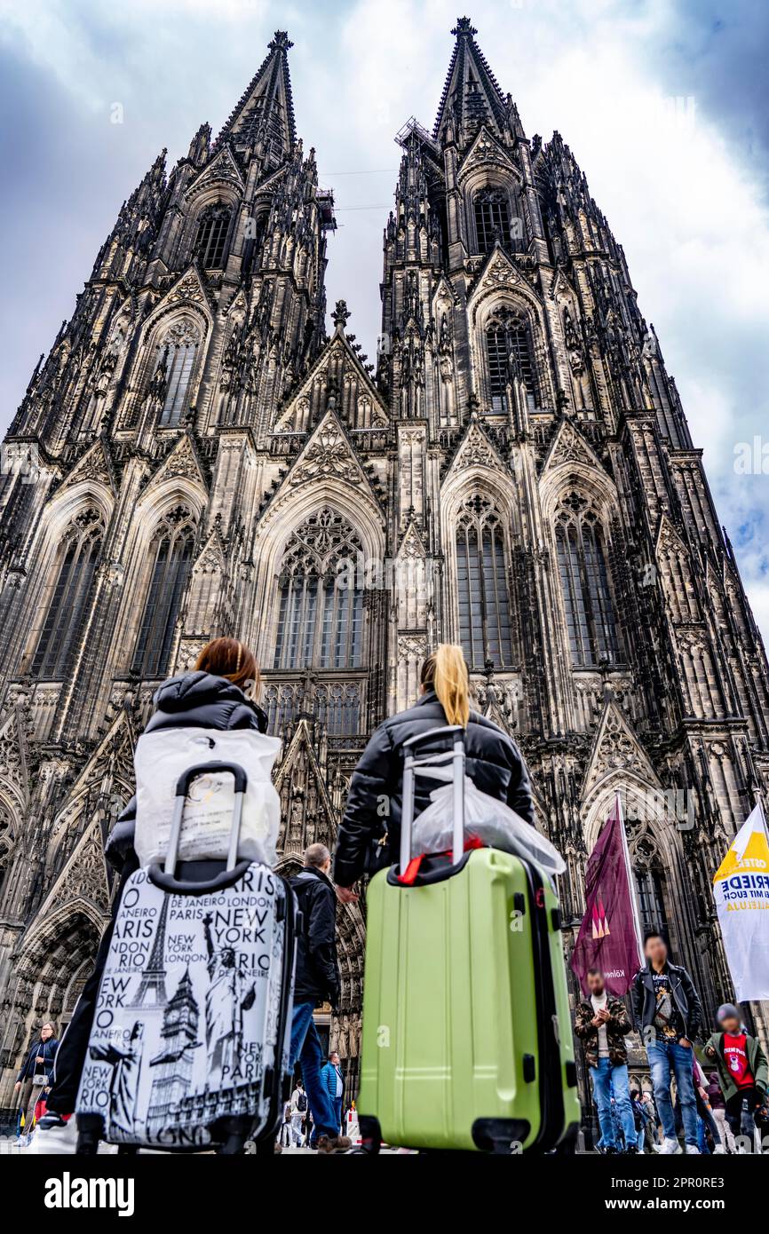 Domplatz, Kölner Dom, Touristen mit Koffern, Köln NRW, Deutschland, Stockfoto