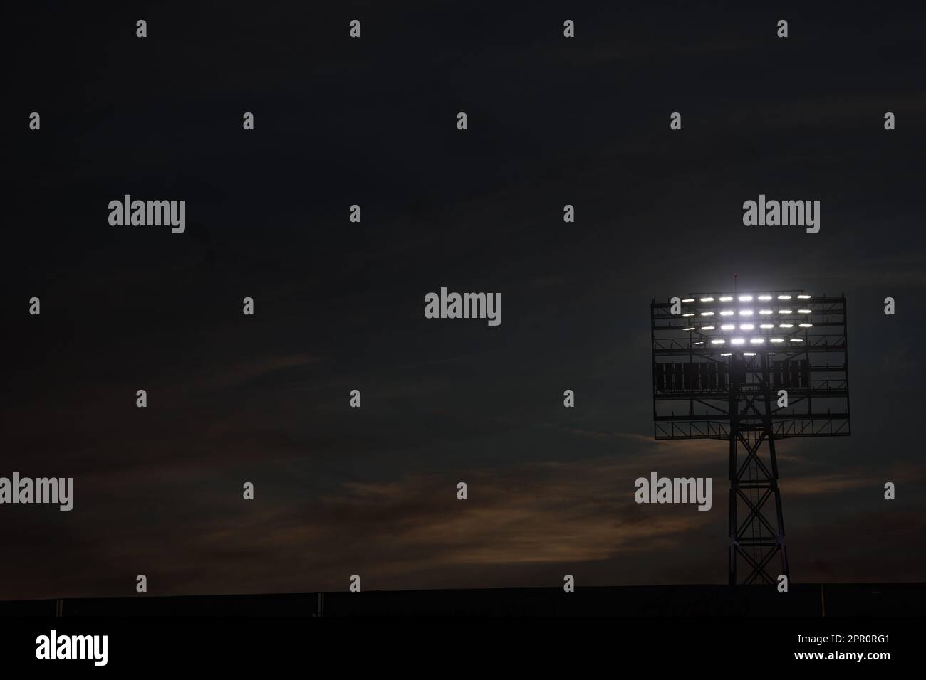 Lampen, Leuchten und LED-Lampen bei Sonnenuntergang im Fußballstadion Hermosillo Sonora von Hereo de Nacozari. Austragungsort des mexikanischen Fußballspiels Cimarrones de Sonora der Expancion mx League, Ascenso Liga MX-Turnier am 18. April 2023. Allgemeiner Blick auf das Stadion. (© Photo by Luis Gutiérrez /Norte Photo) Lampares, luminarias y Luces LED al atardecer en el estadio de futbol Hereo de Nacozari Hermosillo Sonora. Casa de los Cimarrones de Sonora futbol mexicano de la Liga Expancion mx , Liga Ascenso Liga MX torneo 18 Abril 2023.Vista genetal de Estadio. (© Photo by Luis Gutiérrez /Norte Photo) Stockfoto