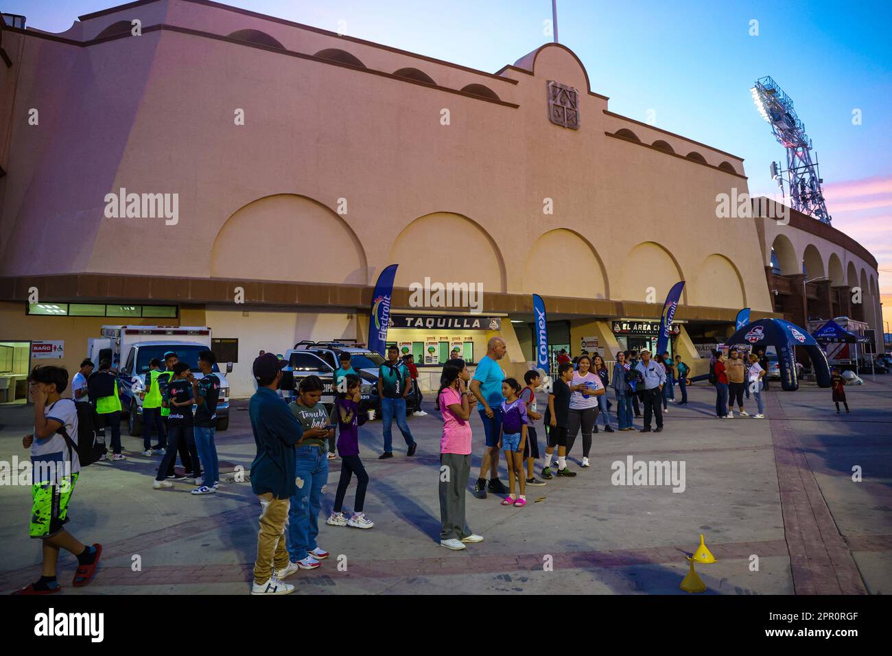 Lampen, Leuchten und LED-Lampen bei Sonnenuntergang im Fußballstadion Hermosillo Sonora von Hereo de Nacozari. Austragungsort des mexikanischen Fußballspiels Cimarrones de Sonora der Expancion mx League, Ascenso Liga MX-Turnier am 18. April 2023. Allgemeiner Blick auf das Stadion. (© Photo by Luis Gutiérrez /Norte Photo) Lampares, luminarias y Luces LED al atardecer en el estadio de futbol Hereo de Nacozari Hermosillo Sonora. Casa de los Cimarrones de Sonora futbol mexicano de la Liga Expancion mx , Liga Ascenso Liga MX torneo 18 Abril 2023.Vista genetal de Estadio. (© Photo by Luis Gutiérrez /Norte Photo) Stockfoto