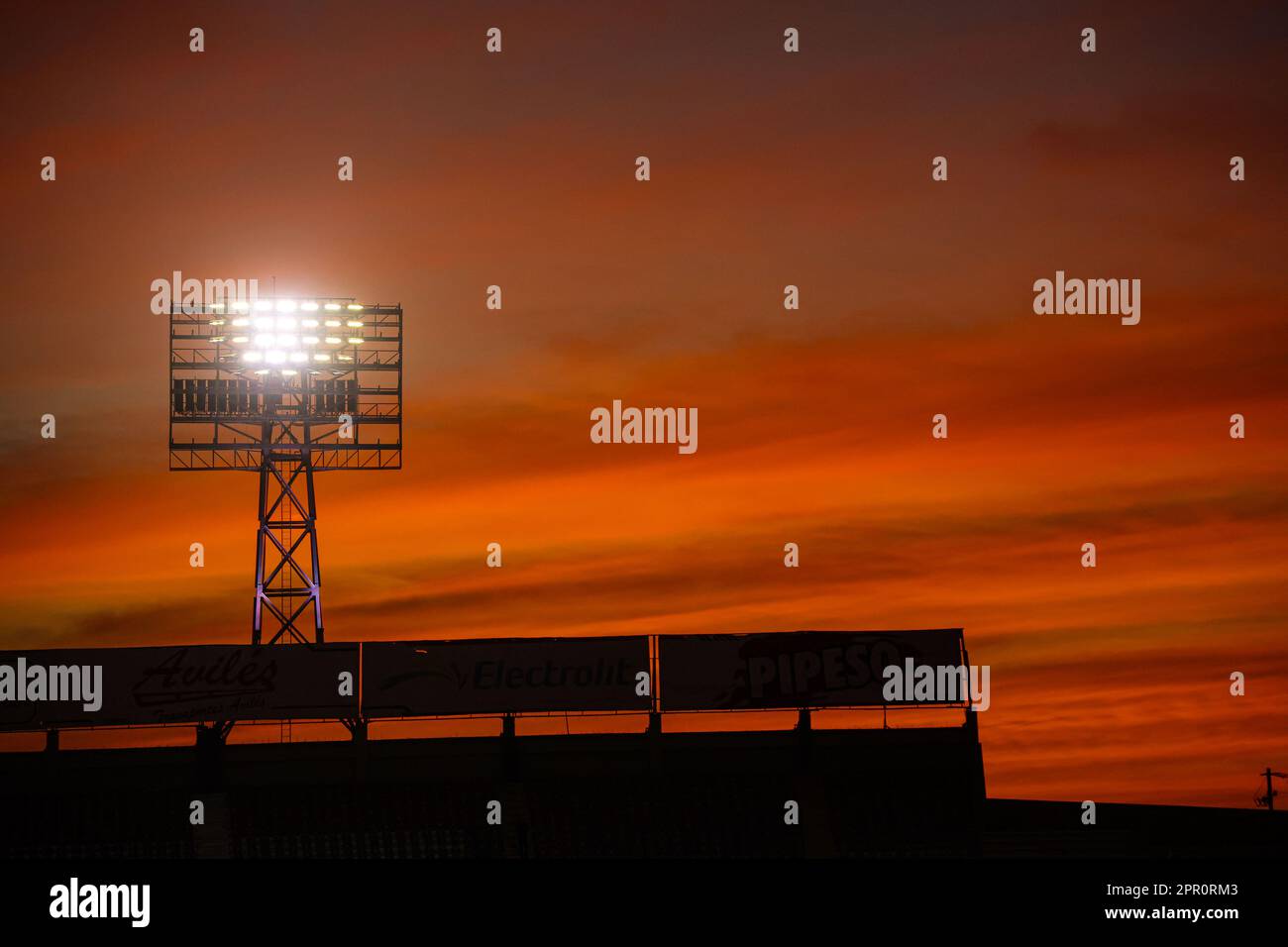 Lampen, Leuchten und LED-Lampen bei Sonnenuntergang im Fußballstadion Hermosillo Sonora von Hereo de Nacozari. Austragungsort des mexikanischen Fußballspiels Cimarrones de Sonora der Expancion mx League, Ascenso Liga MX-Turnier am 18. April 2023. Allgemeiner Blick auf das Stadion. (© Photo by Luis Gutiérrez /Norte Photo) Lampares, luminarias y Luces LED al atardecer en el estadio de futbol Hereo de Nacozari Hermosillo Sonora. Casa de los Cimarrones de Sonora futbol mexicano de la Liga Expancion mx , Liga Ascenso Liga MX torneo 18 Abril 2023.Vista genetal de Estadio. (© Photo by Luis Gutiérrez /Norte Photo) Stockfoto