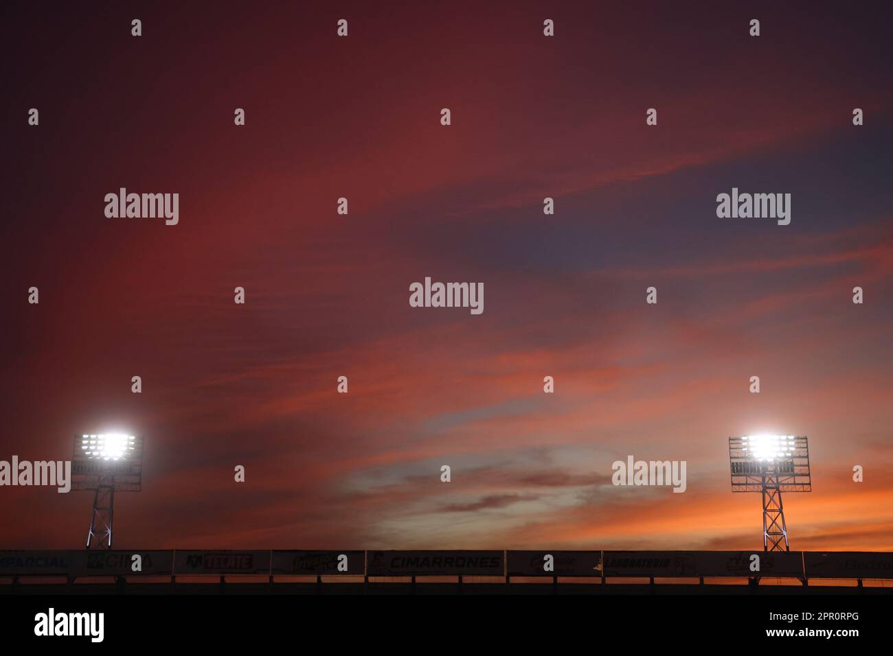 Lampen, Leuchten und LED-Lampen bei Sonnenuntergang im Fußballstadion Hermosillo Sonora von Hereo de Nacozari. Austragungsort des mexikanischen Fußballspiels Cimarrones de Sonora der Expancion mx League, Ascenso Liga MX-Turnier am 18. April 2023. Allgemeiner Blick auf das Stadion. (© Photo by Luis Gutiérrez /Norte Photo) Lampares, luminarias y Luces LED al atardecer en el estadio de futbol Hereo de Nacozari Hermosillo Sonora. Casa de los Cimarrones de Sonora futbol mexicano de la Liga Expancion mx , Liga Ascenso Liga MX torneo 18 Abril 2023.Vista genetal de Estadio. (© Photo by Luis Gutiérrez /Norte Photo) Stockfoto