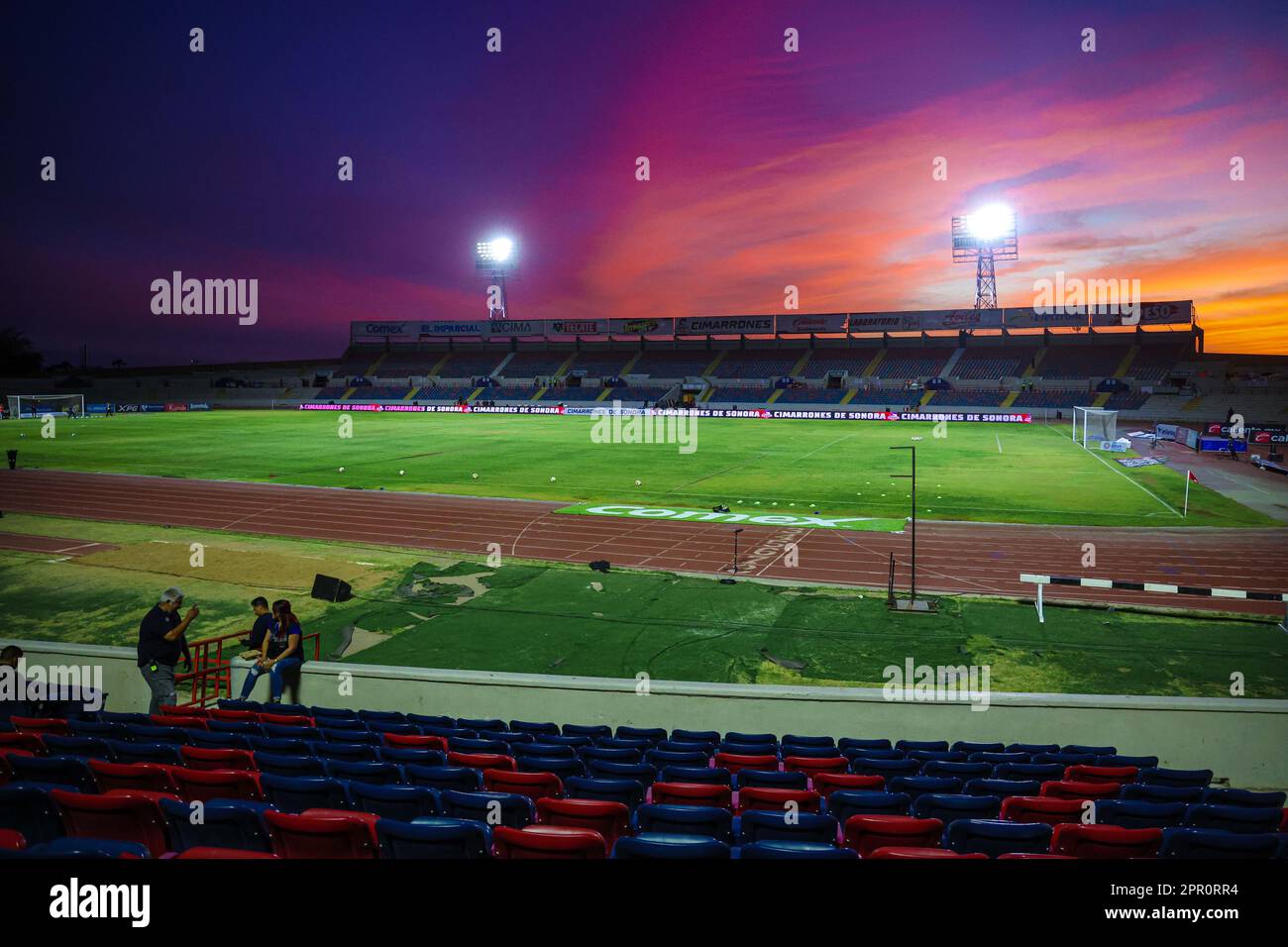 Lampen, Leuchten und LED-Lampen bei Sonnenuntergang im Fußballstadion Hermosillo Sonora von Hereo de Nacozari. Austragungsort des mexikanischen Fußballspiels Cimarrones de Sonora der Expancion mx League, Ascenso Liga MX-Turnier am 18. April 2023. Allgemeiner Blick auf das Stadion. (© Photo by Luis Gutiérrez /Norte Photo) Lampares, luminarias y Luces LED al atardecer en el estadio de futbol Hereo de Nacozari Hermosillo Sonora. Casa de los Cimarrones de Sonora futbol mexicano de la Liga Expancion mx , Liga Ascenso Liga MX torneo 18 Abril 2023.Vista genetal de Estadio. (© Photo by Luis Gutiérrez /Norte Photo) Stockfoto