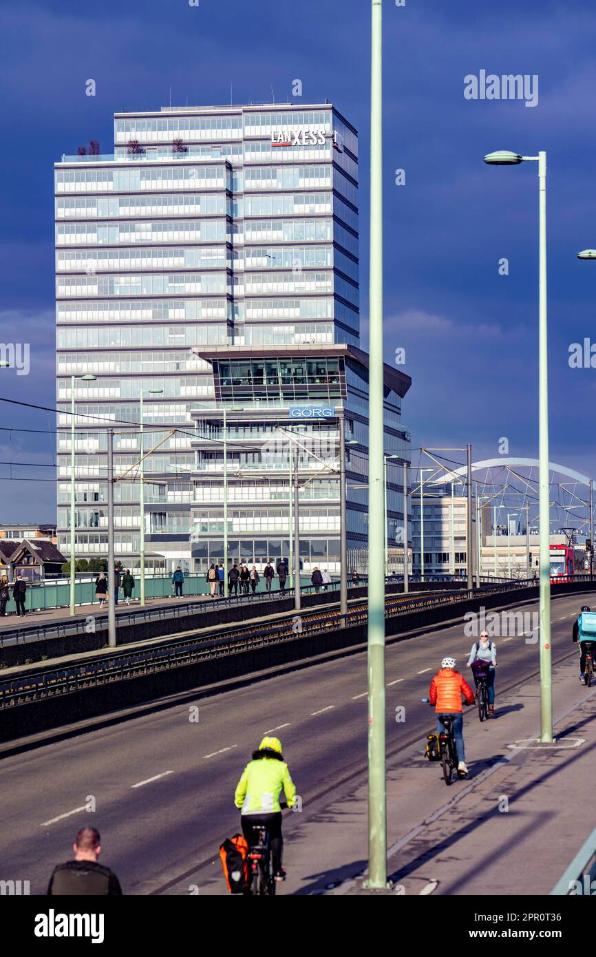 Kennedyufer in Köln Deutz, am Rhein, Lanxess Tower, Verwaltungsgebäude, Straßenbahn auf der Deutz Brücke, Köln, NRW, Deutschland, Stockfoto