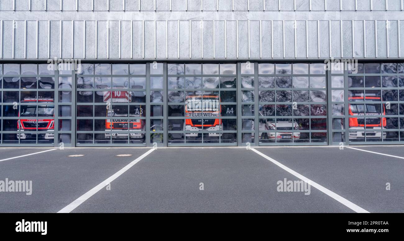 Feuerwehr, Feuerwehr, moderne Station, Glastore, in der Fahrzeughalle stehende Einsatzfahrzeuge, Köln, NRW, Deutschland, Stockfoto