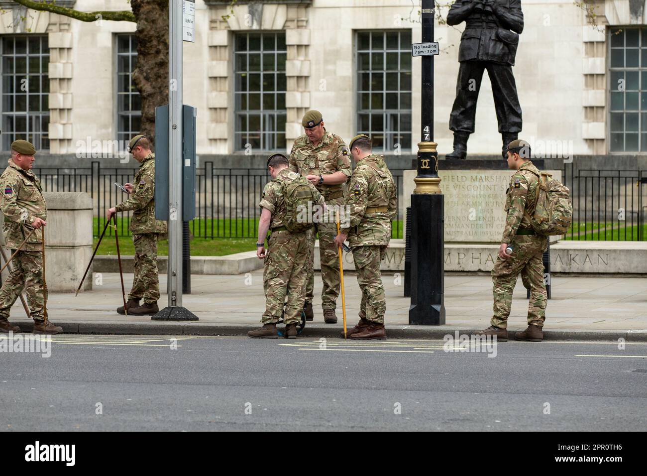 London, Großbritannien. 25. April 2023. Britische Soldaten in Whitehall markieren den Weg zur Krönung Stockfoto