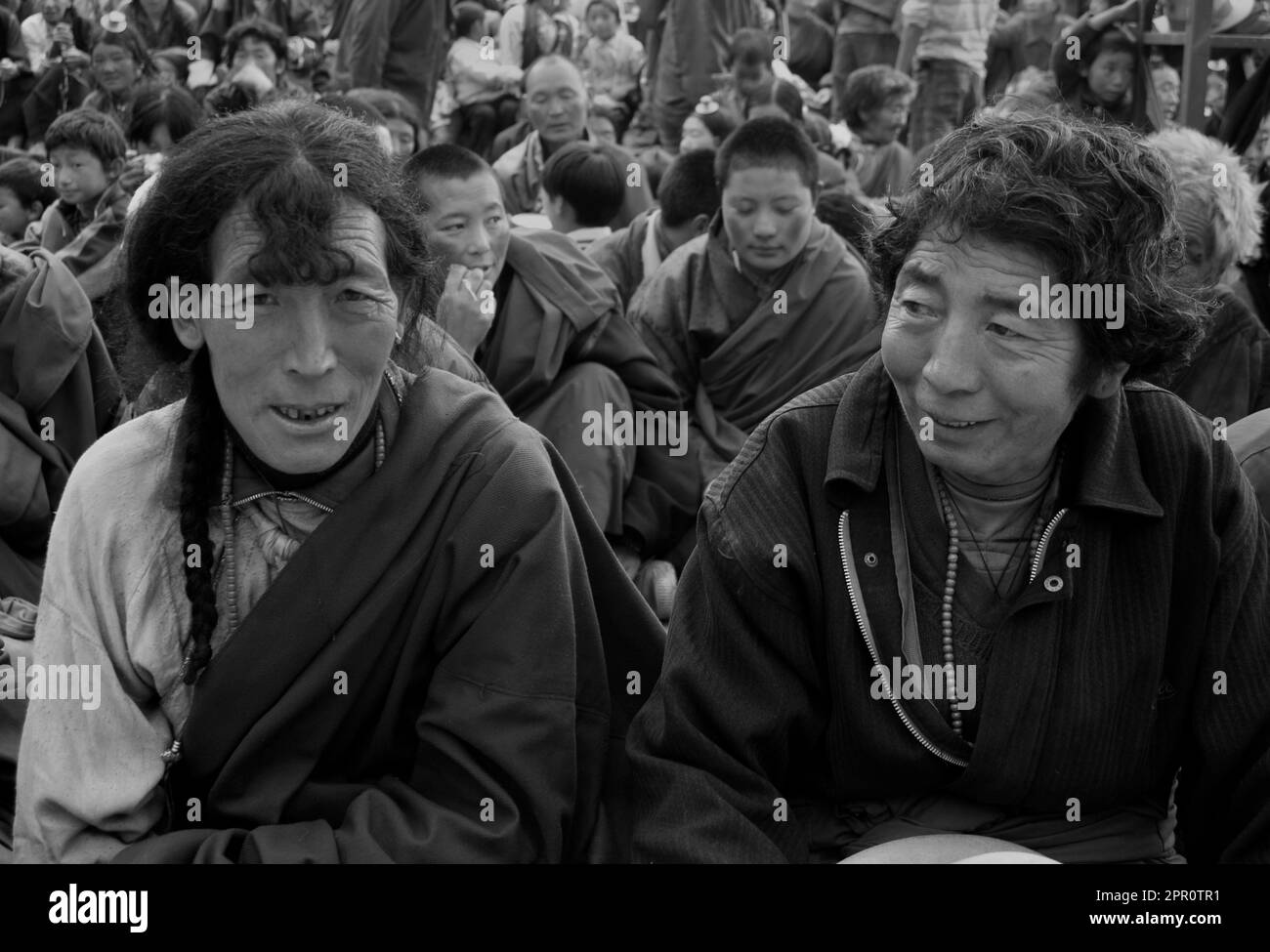 Khampa-Männer bei den Monlam Chenmo-Maskentänzen, Kloster Katok Dorjeden - Kham, (Osttibet), Provinz Sichuan, China Stockfoto