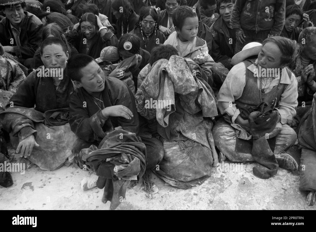 Die Menge ist bedeckt mit Blumen als Streich des Arhat-Clowns, Monlam Chenmo, Katok Kloster - Kham, (Tibet), Sichuan, China Stockfoto