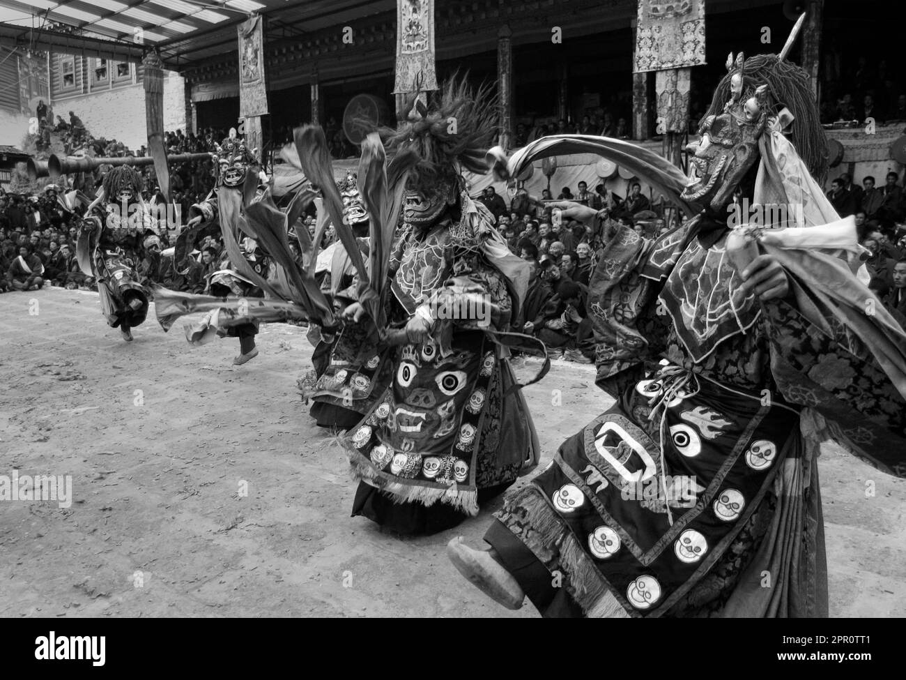 Maskierte Tänzer zähmen Dämonen und Negativität im Monlam Chenpo, Kloster Katok Dorjeden - Kham, (Tibet), Sichuan, China Stockfoto