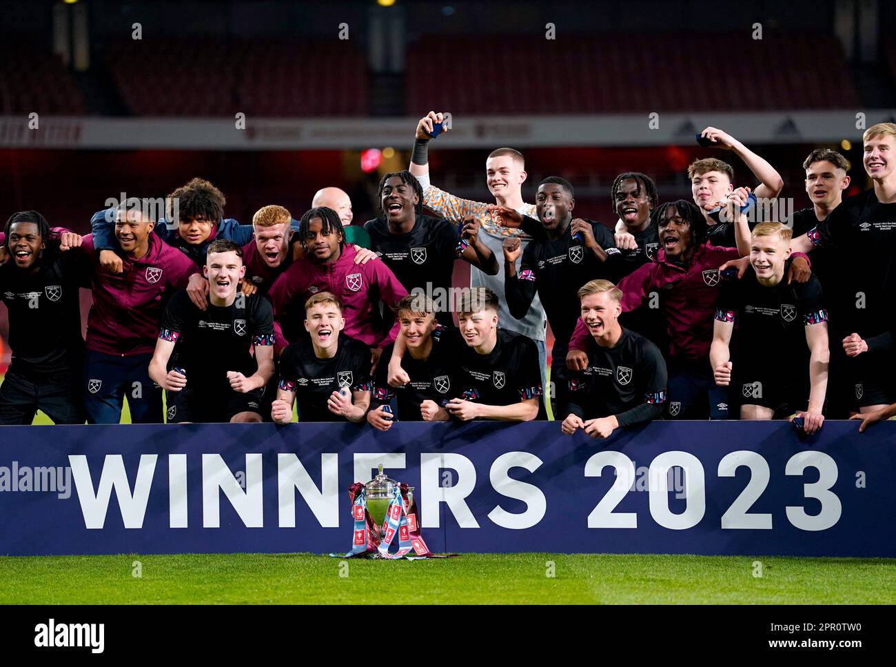 Die Spieler von West Ham United feiern nach dem Finalspiel des FA Youth