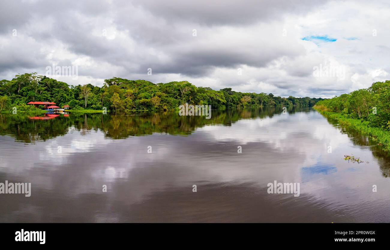 Checkpoint am Eingang zum Reserva Nacional Pacaya Samiria vom Fluss Marañón (Maranon) - ein geschütztes Gebiet in der Region Loreto, Peru, Stockfoto