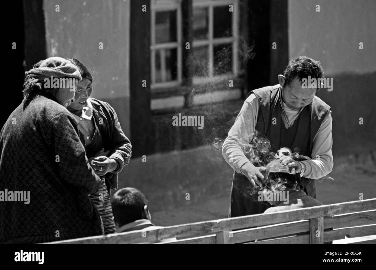 Das alte HEILRITUAL findet im Dorf KATSEL in der Nähe von Medrogungkar - ZENTRUM VON TIBET statt Stockfoto
