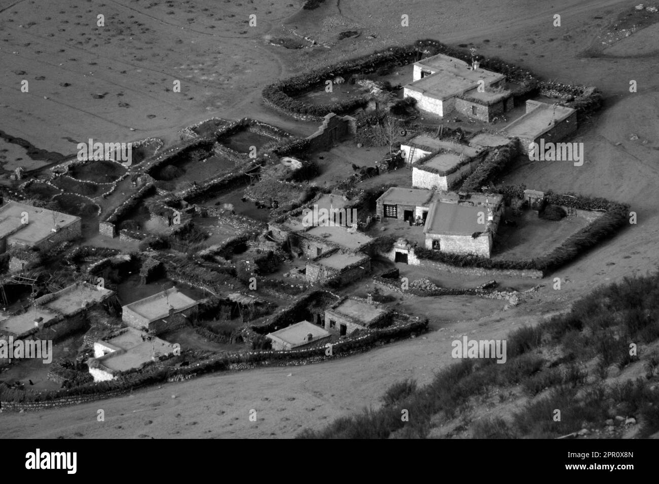 Das Dorf DRIGUNG liegt im KYICHU FLUSSTAL unterhalb des Klosters Drigung - ZENTRUM VON TIBET Stockfoto