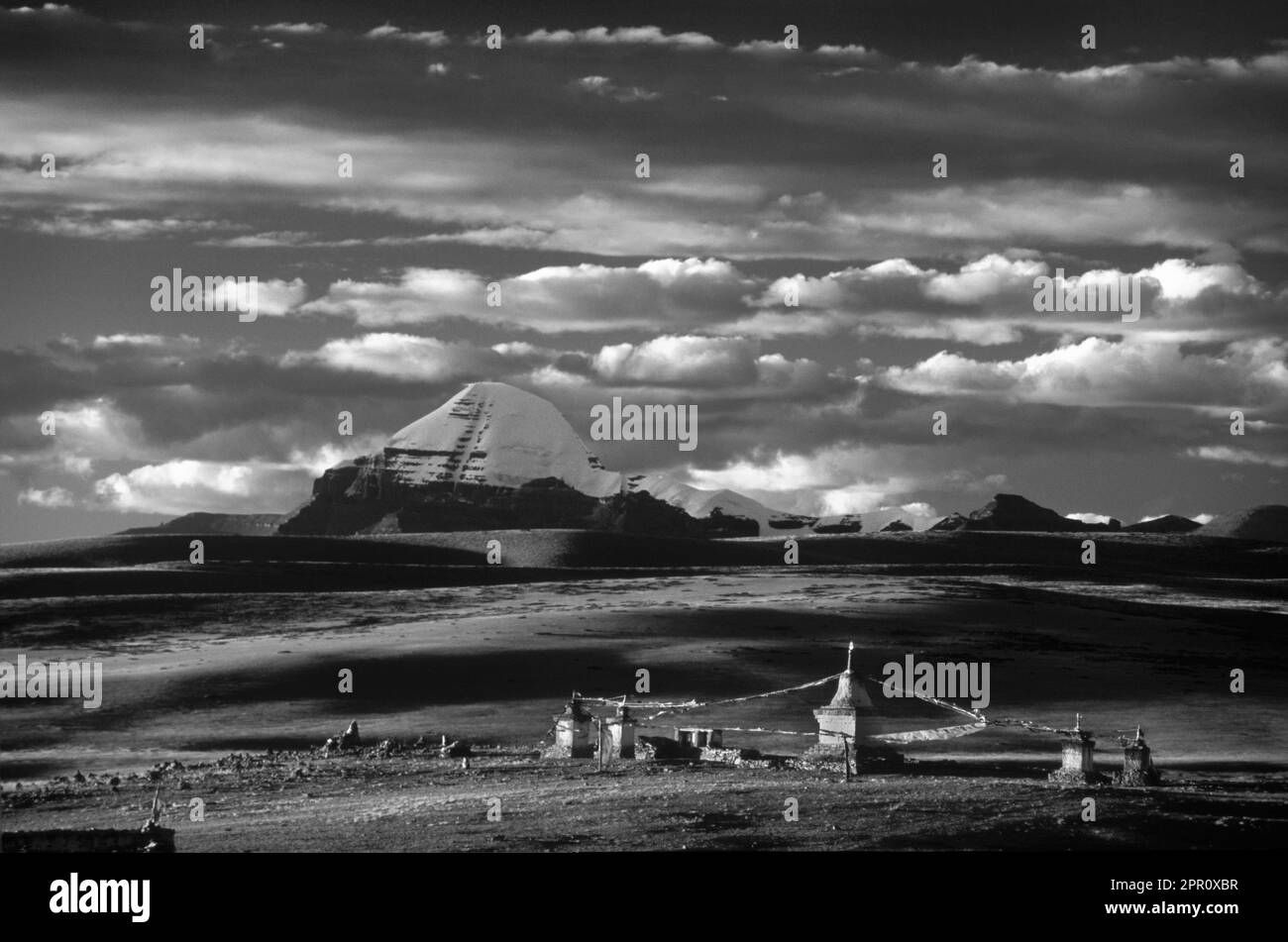 DAS CHIU-KLOSTER, seine 3 CHORTEN und DER KAILASH-BERG (6638M) werden von frommen BUDDHISTISCHEN PILGERN - TIBET - besucht Stockfoto