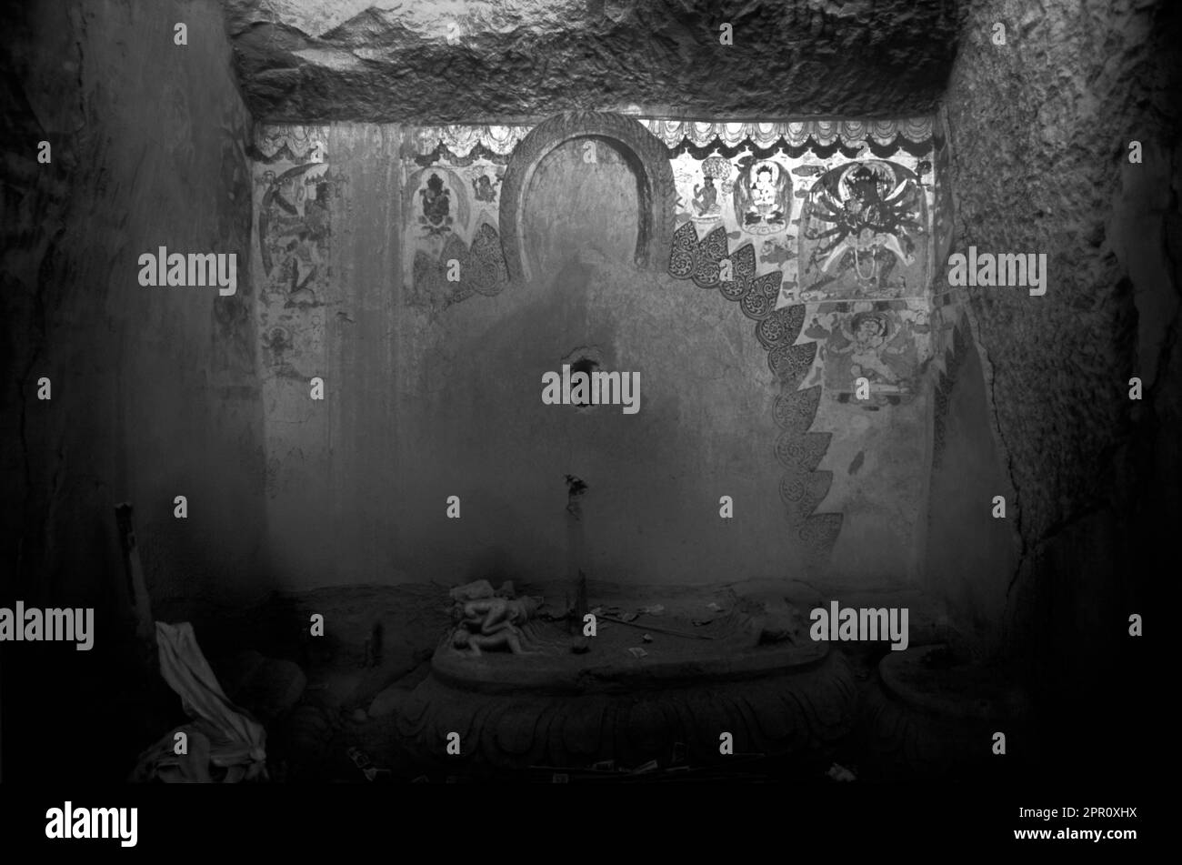 BUDDHISTISCHE WANDBILDER und zerstörte STATUE in TSAPARANG (10. C.), GUGE KINGDOM westlich DES KAILASH - TIBET Stockfoto