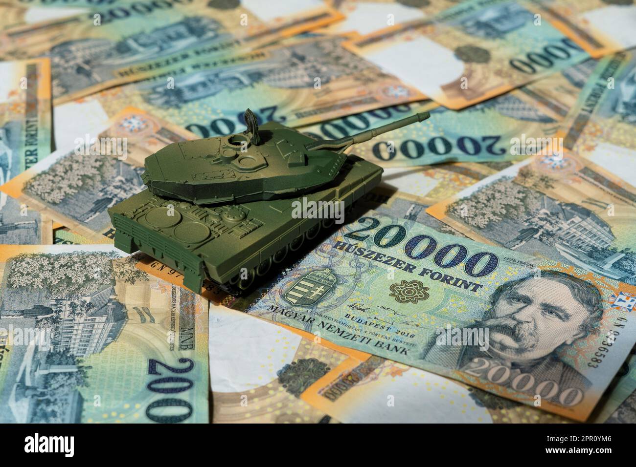 Ungarische 20.000-HUF-Banknoten mit deutschem Leopard-2-Tankmodell Stockfoto
