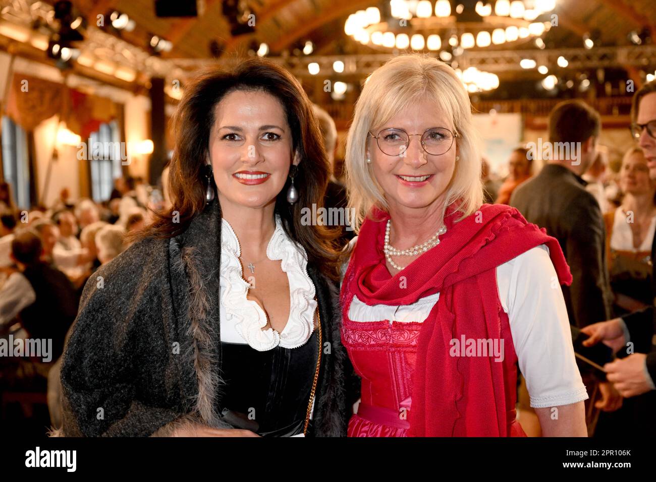 München, Deutschland. 25. April 2023. Michaela Kaniber, bayerische Landwirtschaftsministerin (l) und Politikerin Beate Merk, präsentieren sich beim Maibock-Tapping am Hofbräuhaus. Kredit: Felix Hörhager/dpa/Alamy Live News Stockfoto
