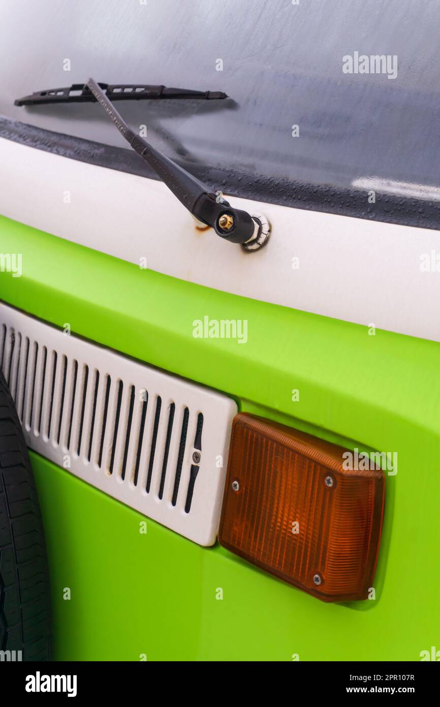 Detailansicht eines weiß-grünen VW-Kleinbusses Stockfoto