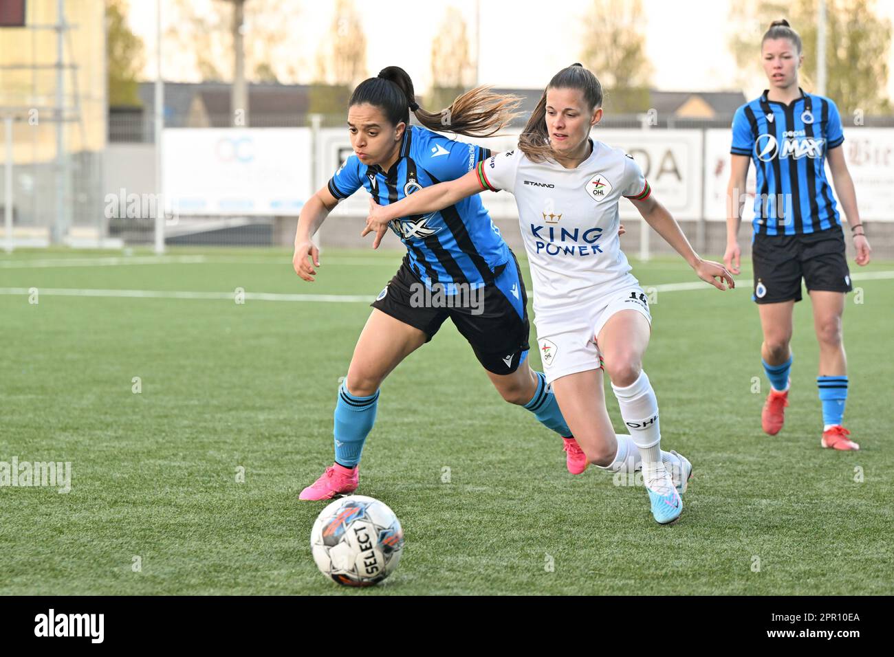Sakina Ouzraoui Diki (11) aus Brügge und Shari Van Belle (14) von OHL