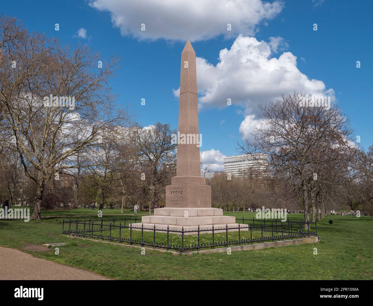 Das Speke Monument, das John Hanning Speke gewidmet ist und von Philip Hardwick, Kensington Gardens, London, Großbritannien, entworfen wurde. Stockfoto Das Speke Monument, das John Hanning Speke gewidmet ist und von Philip Hardwick, Kensington Gardens, London, Großbritannien, entworfen wurde. Stockfoto
