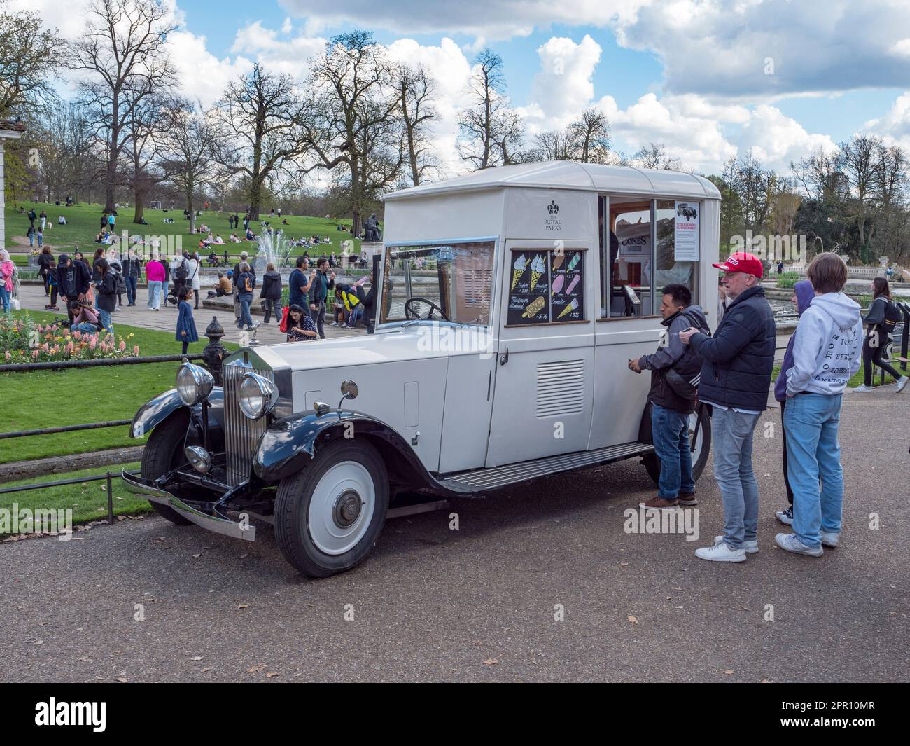 „The Scoop“-Eiswagen, Rolls Royce-Van und das „erste batteriebetriebene Eis der Welt, Kensington Gardens, London, Großbritannien. Stockfoto