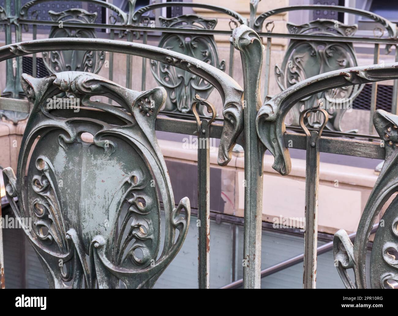 Geschmiedeter Zaun am Eingang zur U-Bahnstation Palais Royal - Louvre, Paris, Frankreich Stockfoto