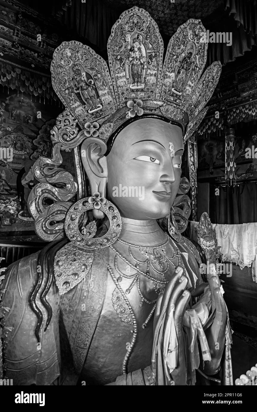 Eine Statue des MAITREYA BUDDHA im KLOSTER THIKSE wurde 1970 erbaut - LEH-TAL, LADAKH Stockfoto