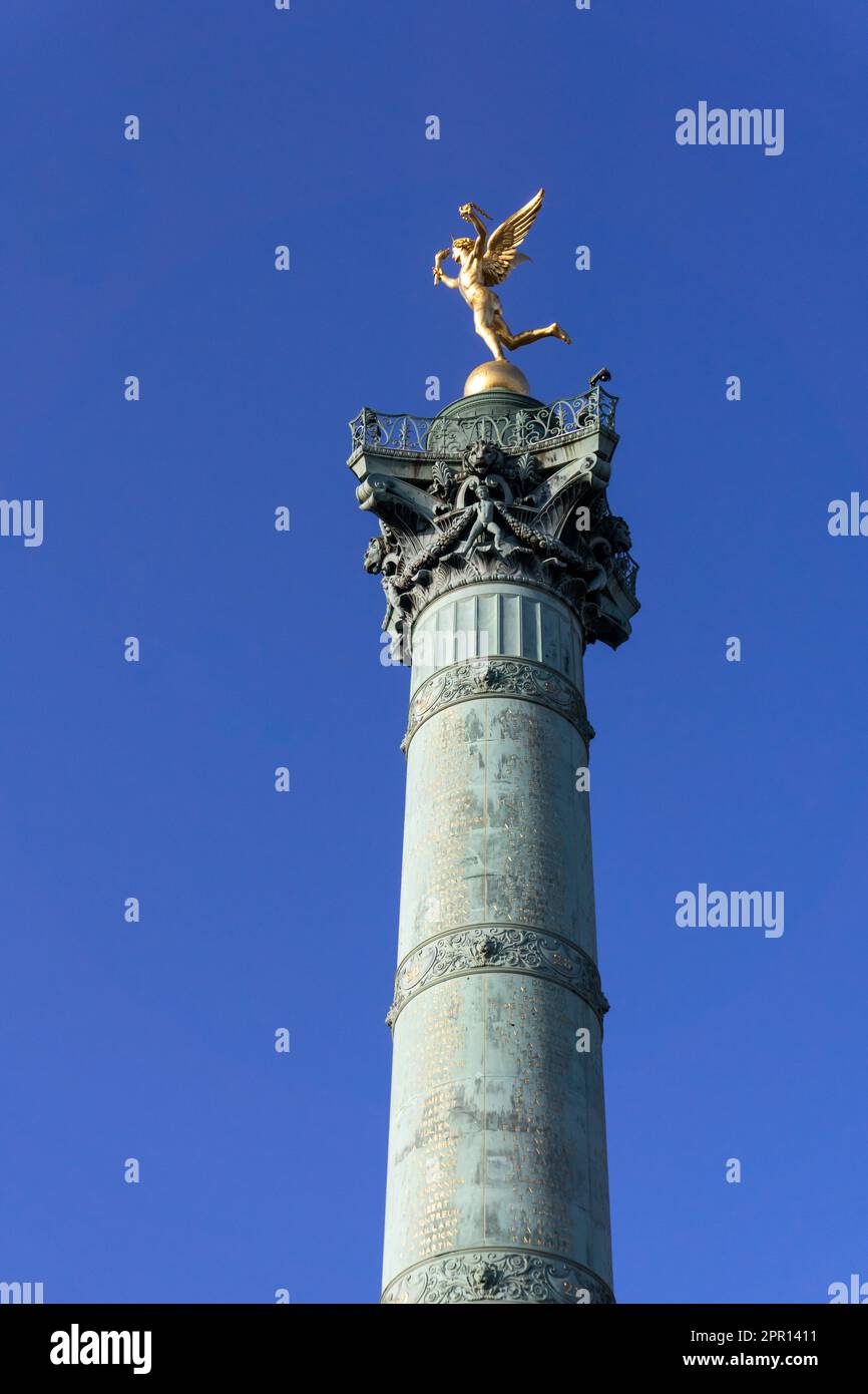 Juli-Säule auf der Place de la Bastille in Paris an einem sonnigen Tag gegen den Himmel Stockfoto