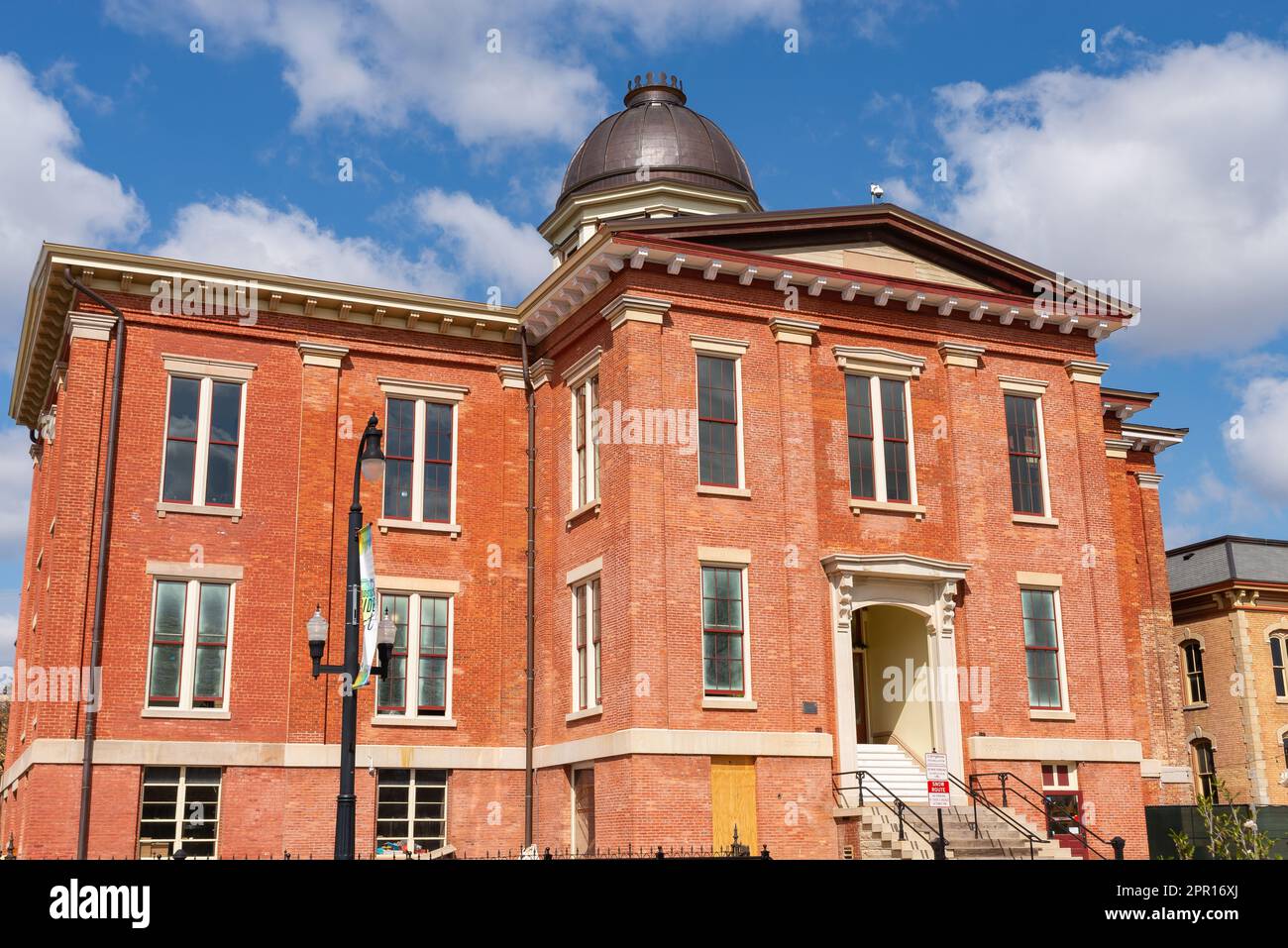 Woodstock, Illinois - USA - 24. April 2023: Außenansicht des 1857 erbauten historischen Old McHenry County Courthouse im Stadtzentrum von Woodstock, Stockfoto