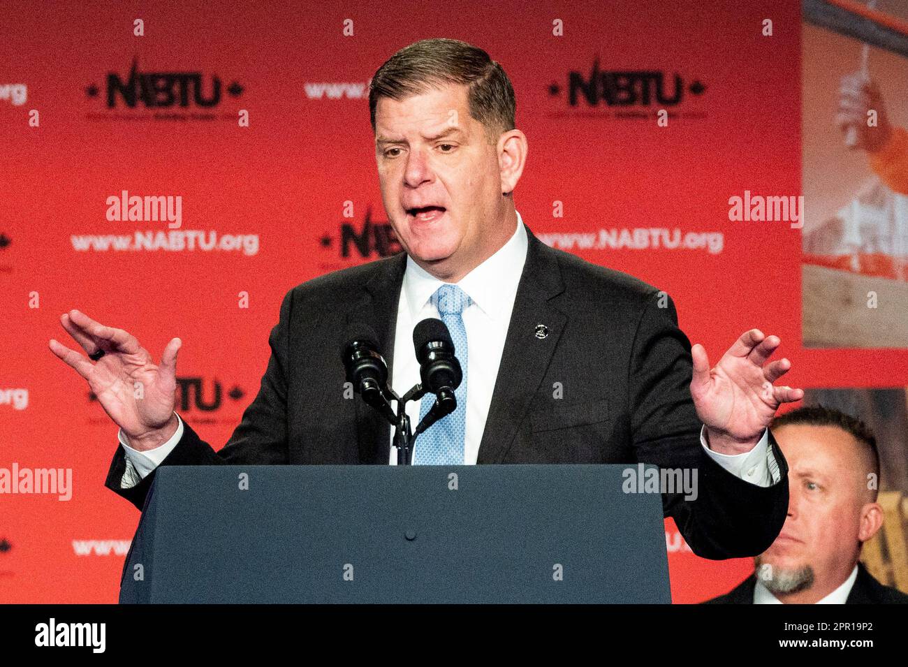 25. April 2023, Washington, District of Columbia, USA: Früher USA Arbeitsministerin MARTY WALSH spricht bei der North America's Building Trades Unions U.S. Legislative Konferenz im Washington Hilton in Washington, DC (Kreditbild: © Michael Brochstein/ZUMA Press Wire) NUR REDAKTIONELLE VERWENDUNG! Nicht für den kommerziellen GEBRAUCH! Stockfoto