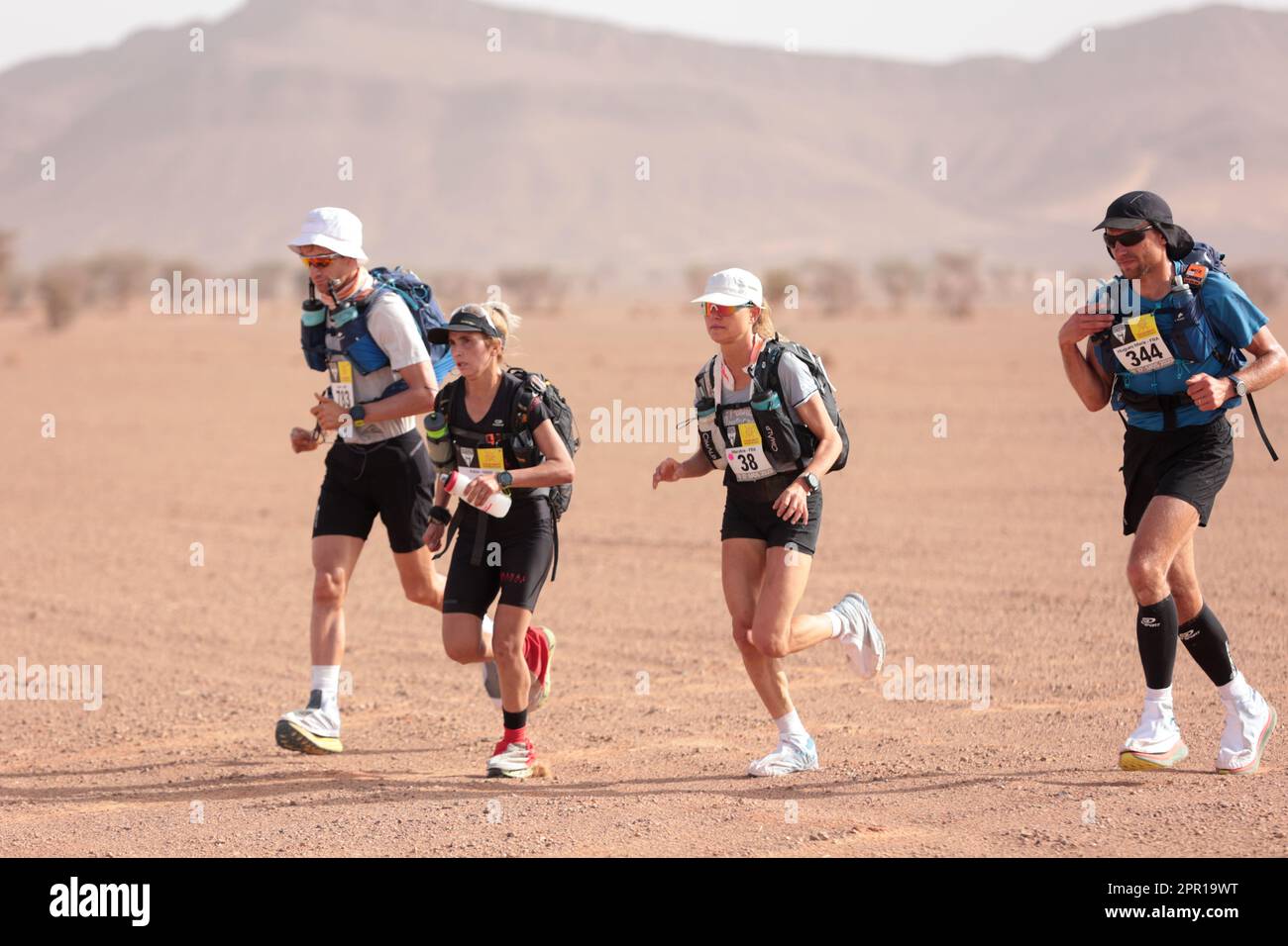 Marokko, Sahara-Wüste. 24. April 2023. Marathon des Sables Tag 2; Aziza el Amrany führt Maryline Nakache im Männer-Wettkampf Credit: Action Plus Sports/Alamy Live News Stockfoto