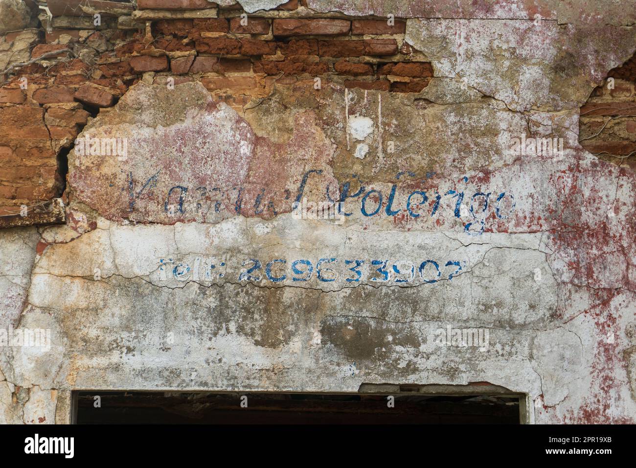 Gelöschte handschriftliche Inschrift über dem Eingang zum zerstörten Gebäude Stockfoto