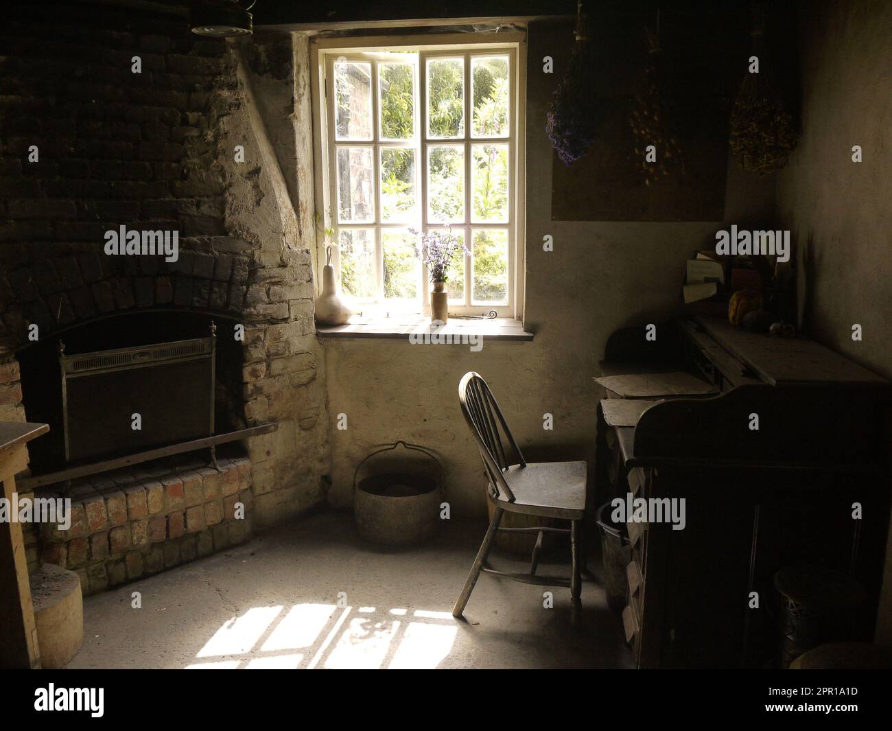 Der Sonnenschein strömt durch das Fenster des Head Gardener's Office in den Productive Gardens in den Lost Gardens of Heligan - 2019. Juni Stockfoto