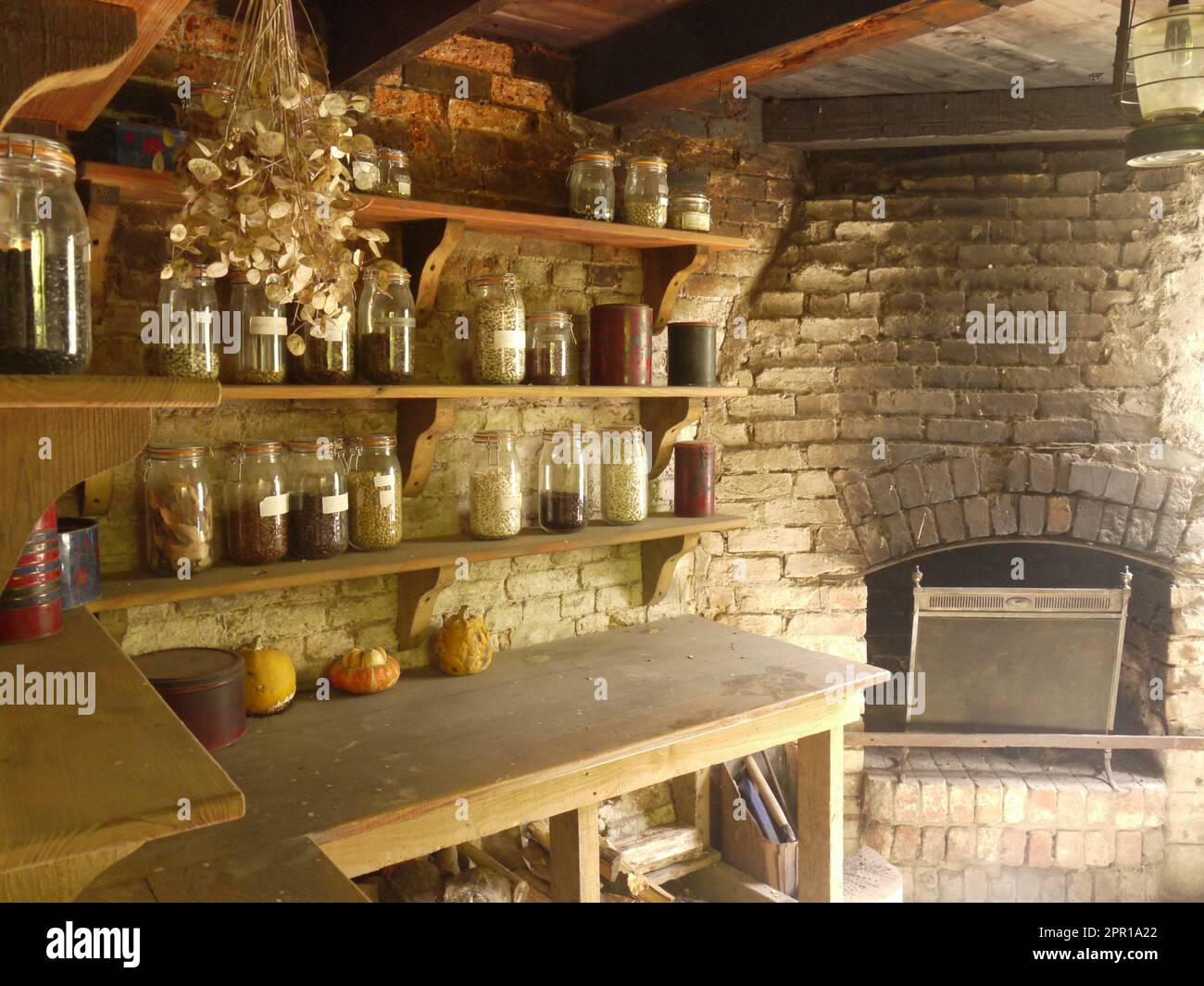 Glasgläser säumen die Wände des Head Gärdener's Office in den Productive Gardens in den Lost Gardens of Heligan - 2019. Juni Stockfoto