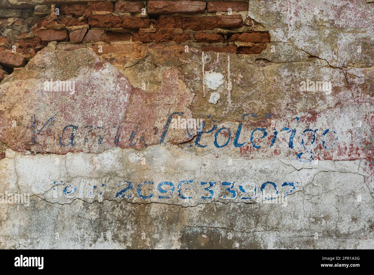 Gelöschte handschriftliche Inschrift über dem Eingang zum zerstörten Gebäude Stockfoto