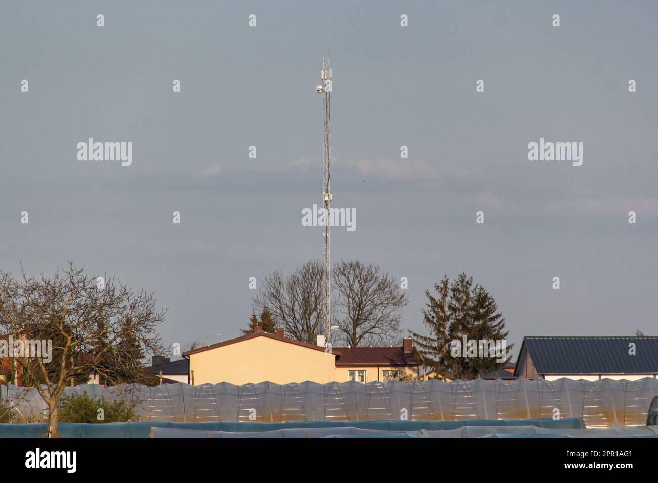 gsm-Transceiver in einem ländlichen Gebiet Stockfoto