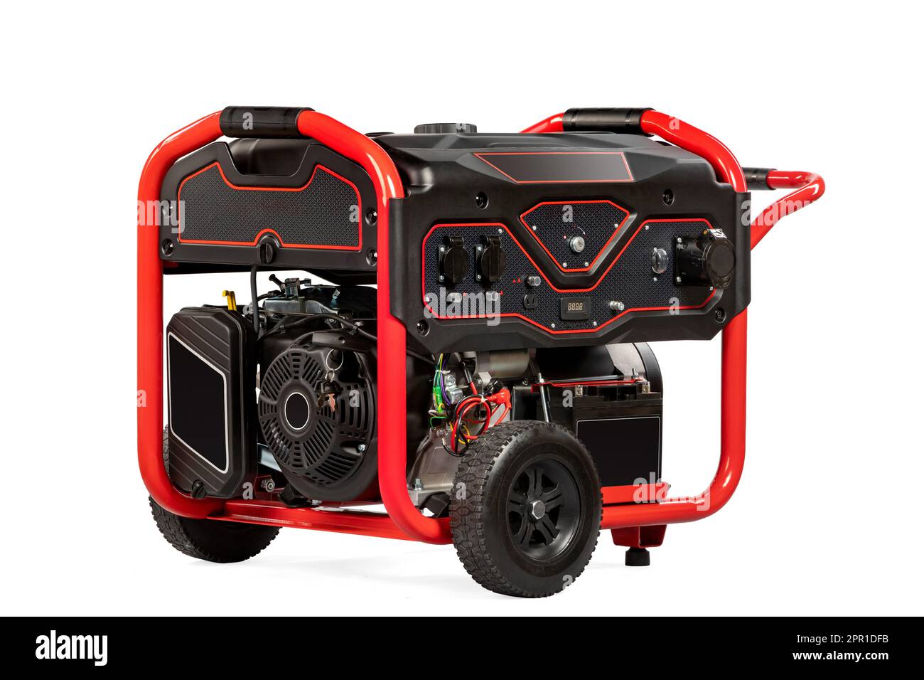 Tragbarer elektrischer Gasgenerator in Rot und Schwarz, isoliert auf weiß, für Reserveenergie. Stockfoto