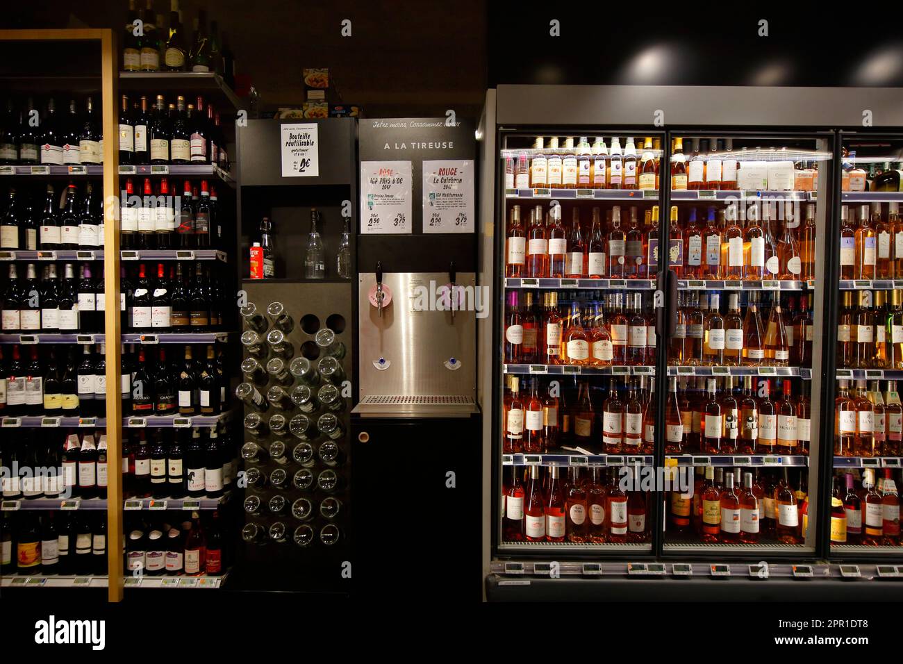 Bio-Weine vom Fass oder vom Fass und wiederverwendbare Weinflaschen in einem Supermarkt in Paris, Frankreich. Le Vin à la tireuse. Stockfoto