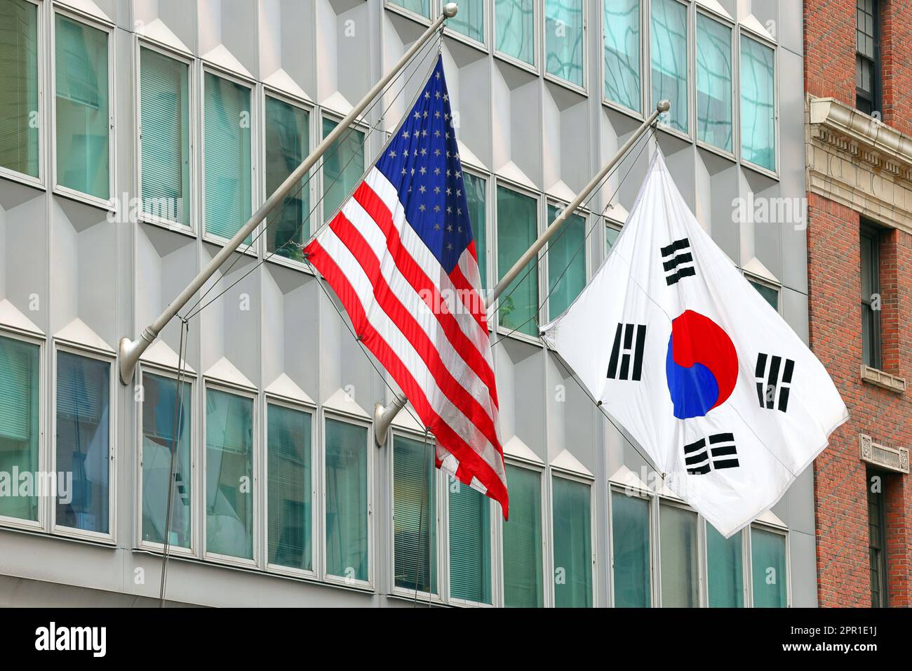 Die amerikanische Flagge und die südkoreanische Flagge 태극기, die Seite an Seite im Generalkonsulat der Republik Korea in New York City fliegen. Stockfoto