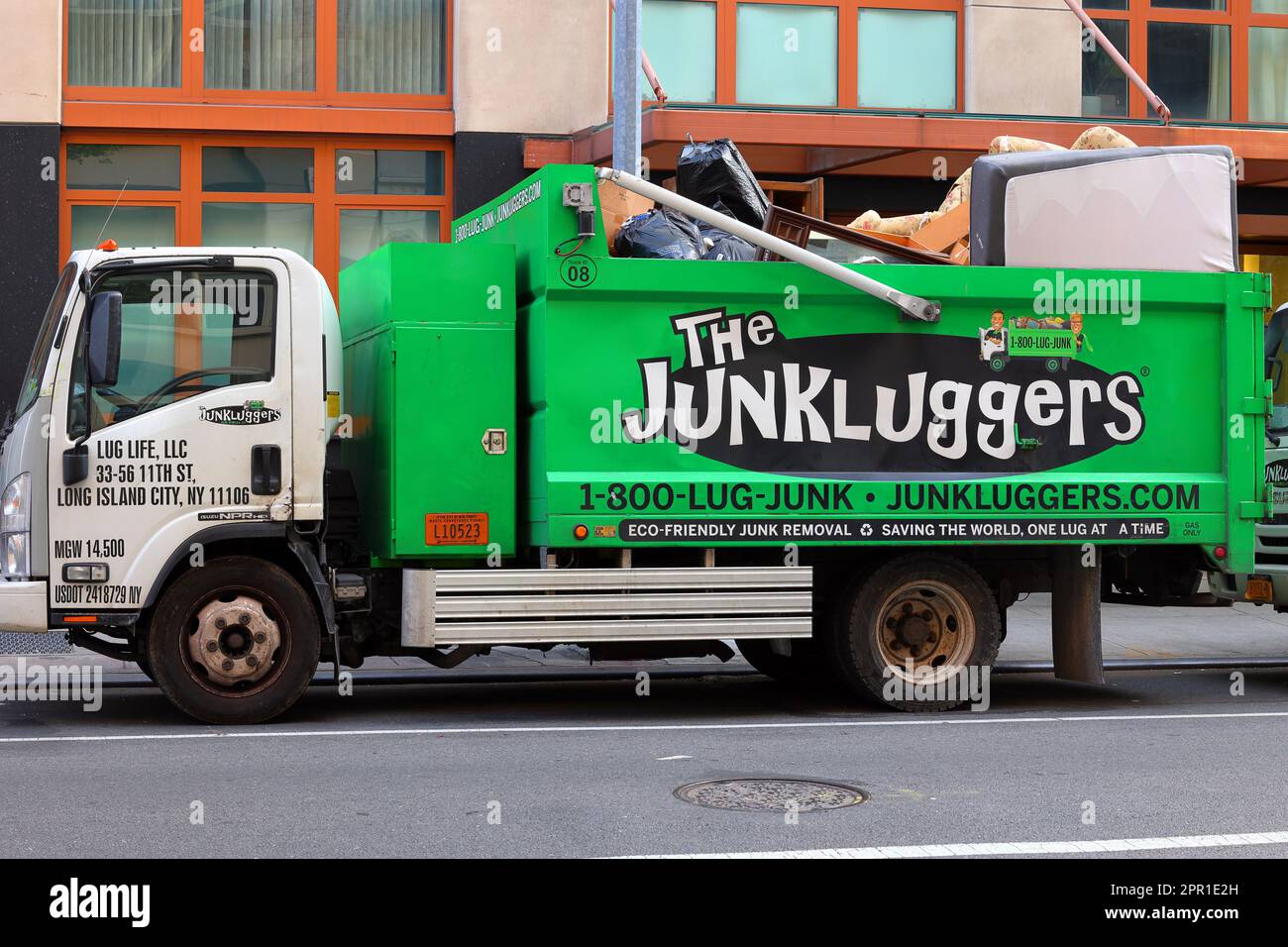 Ein Müllabfuhrwagen parkt in einer Manhattan Street in New York City. Stockfoto