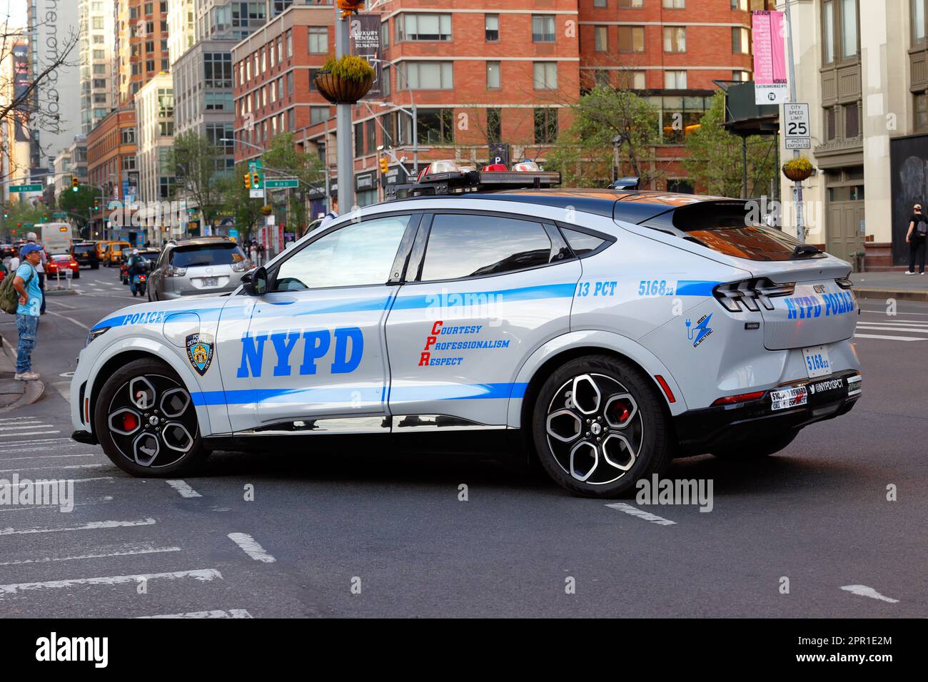 Ein Ford Mustang Mach-E GT Polizeikreuzer in Manhattan, New York. Elektrisches nypd-Polizeiauto Stockfoto