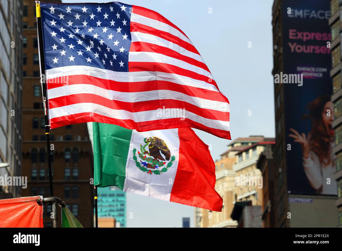 Die amerikanische Flagge und die mexikanische Flagge zusammen. Stockfoto