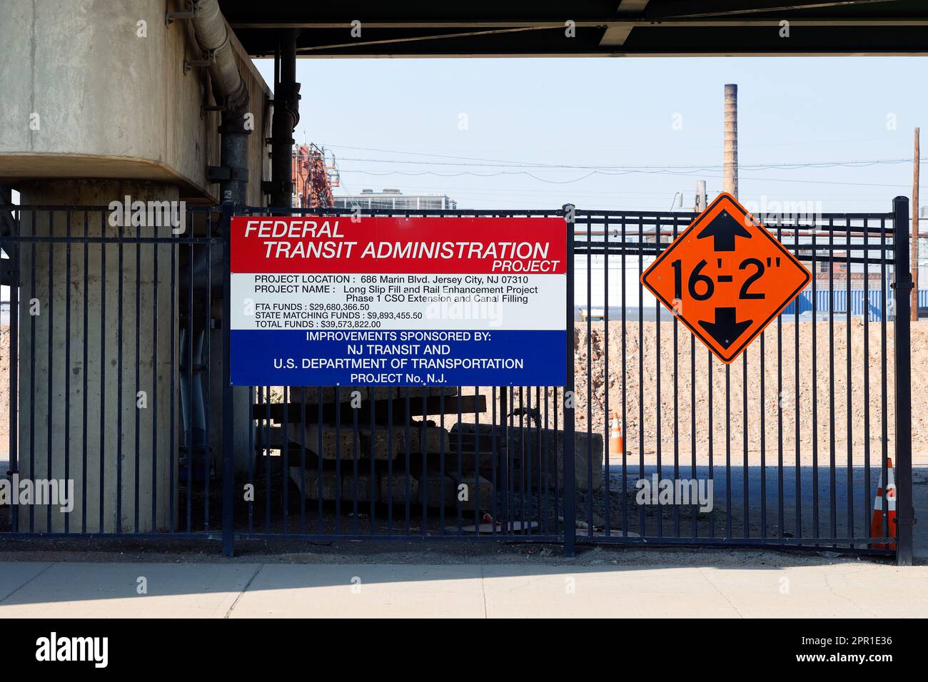 Ein Informationsschild vor einer von der Federal Transit Administration geförderten Baustelle, auf dem Name, Standort und Finanzierungsquellen aufgeführt sind. Stockfoto