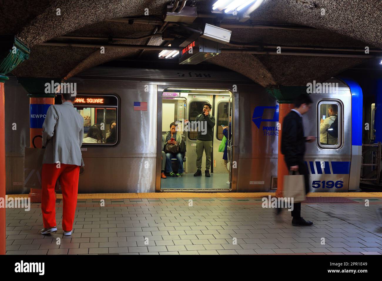 Leute verlassen einen Port Authority Trans Hudson PATH Zug an Newport Station in Jersey City, New Jersey. April 2023. Stockfoto Leute verlassen einen Port Authority Trans Hudson PATH Zug an Newport Station in Jersey City, New Jersey. April 2023. Stockfoto