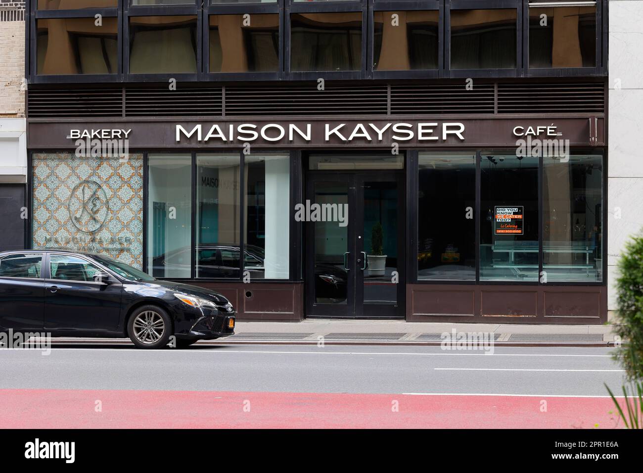 Maison Kayser, 575 Lexington Ave, New York, New York, New York, New York, New York, USA, an einem mit Shutter ausgestatteten Standort einer französischen Bäckerei-Kette in Midtown Manhattan, 23. April 2023. Stockfoto